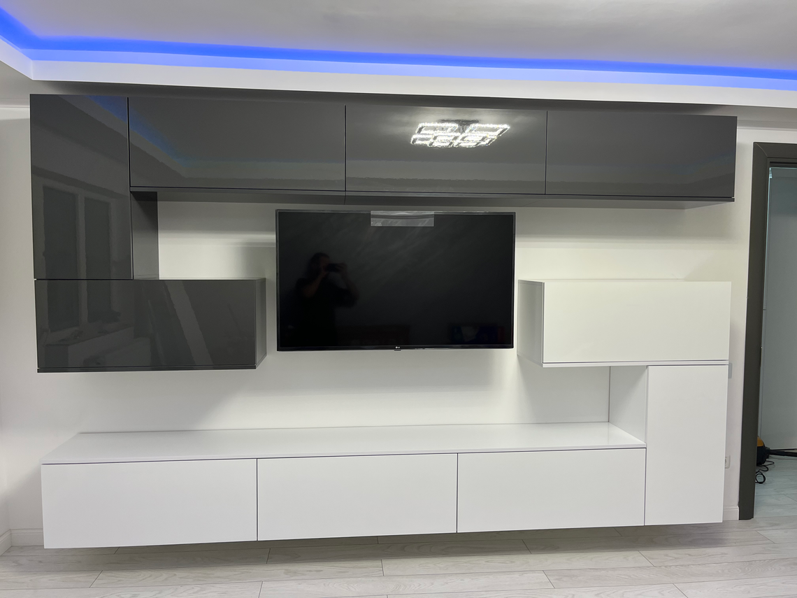 Mobilier din pal și mdf + paturi tapițate cu catifea.