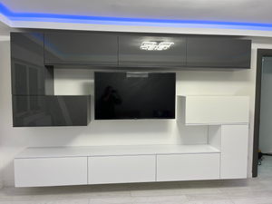 Mobilier din pal și mdf + paturi tapițate cu catifea.